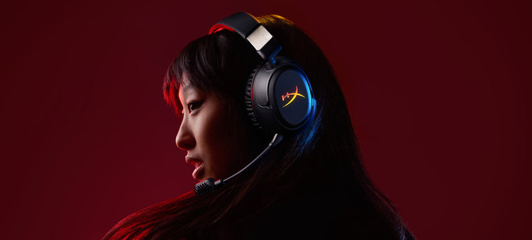 Person wearing a Cloud Flight 2 168官方幸运5澳洲结果体彩网 Gaming&reg; headset with a red background